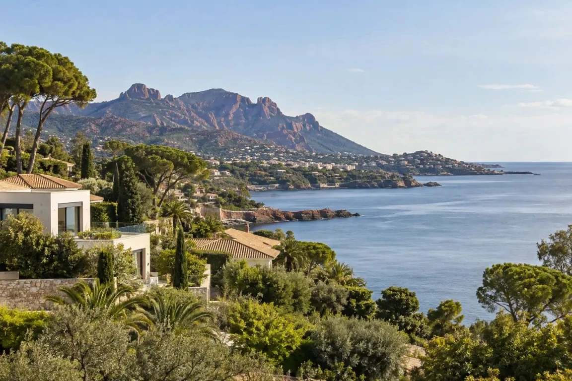 Mandelieu la Napoule immobilier avec vue sur la baie, les résidences et le massif de l'Estérel
